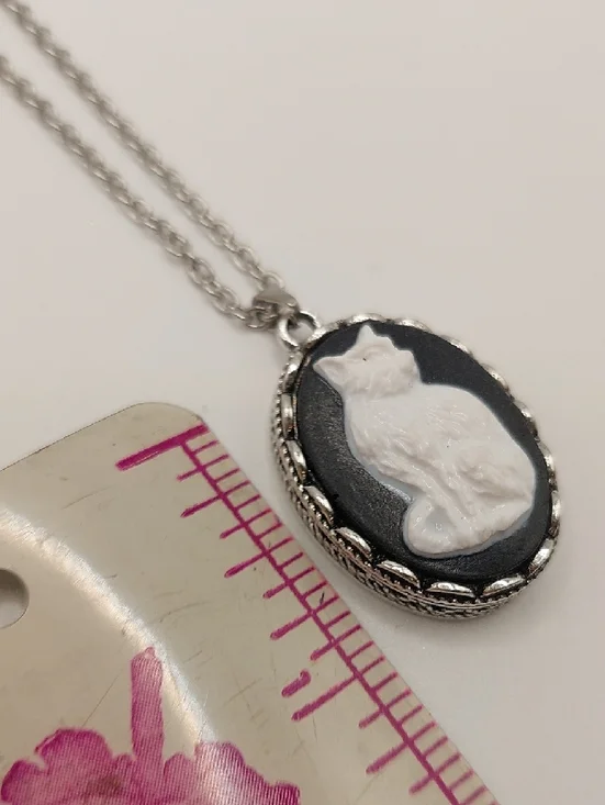 Cat Cameo Pendant Silvertone Necklace in Black and White NEW - Picture 7 of 14
